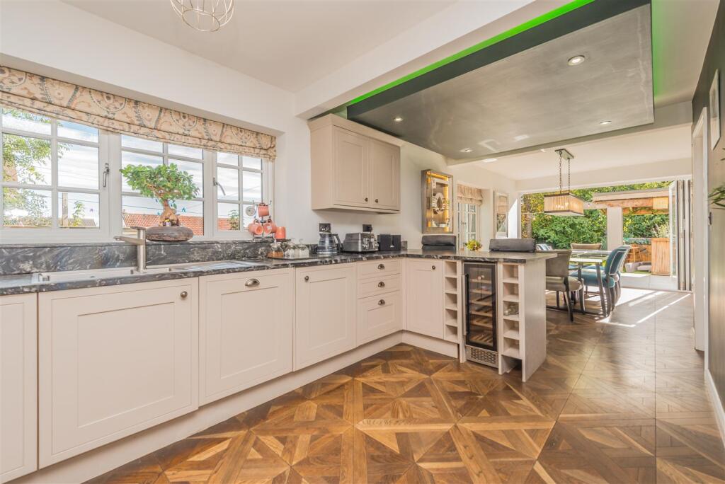 House in Leeds, New Farnley - View 3