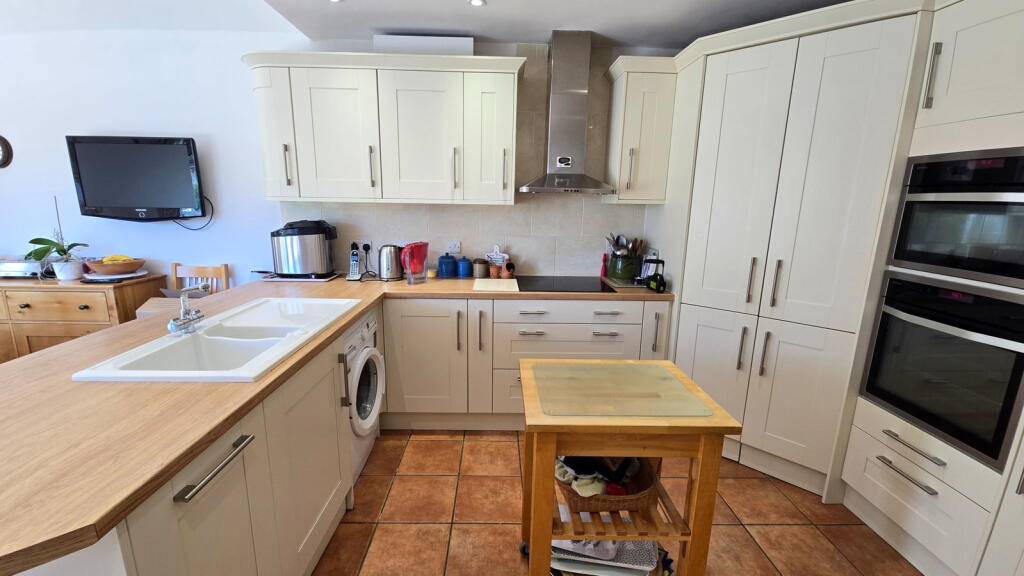 Russell Road, Newbury, RG14 5JY photo 4