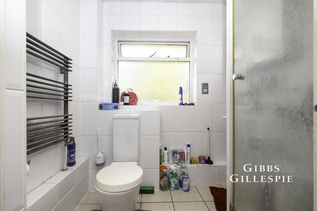 Apartment in London, Pinner - More