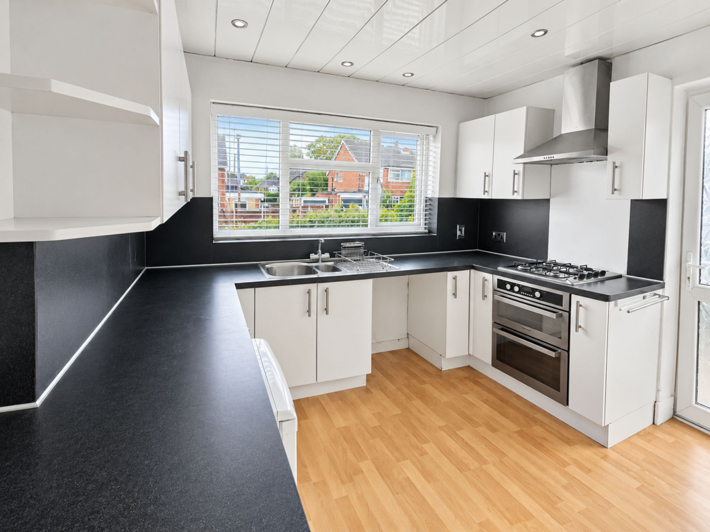Rhodes Drive, Bury, BL9 photo 5