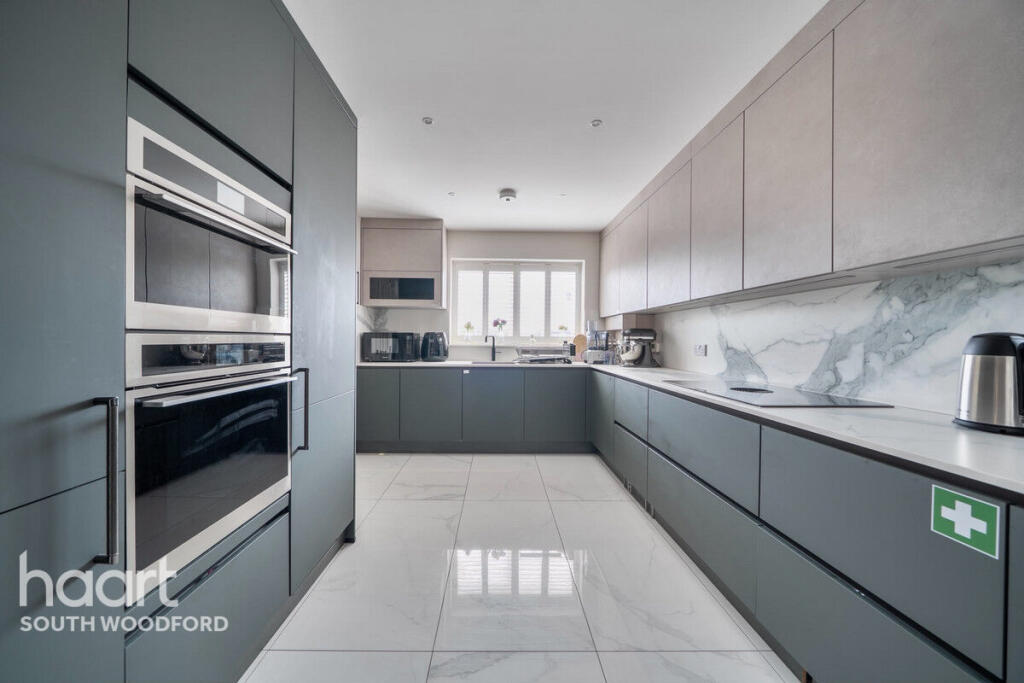 Becket Close, Woodford Green photo 4