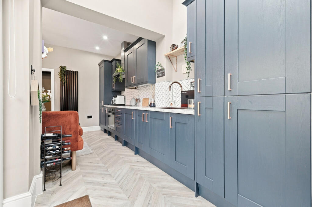 Apartment in Southend-on-Sea - More