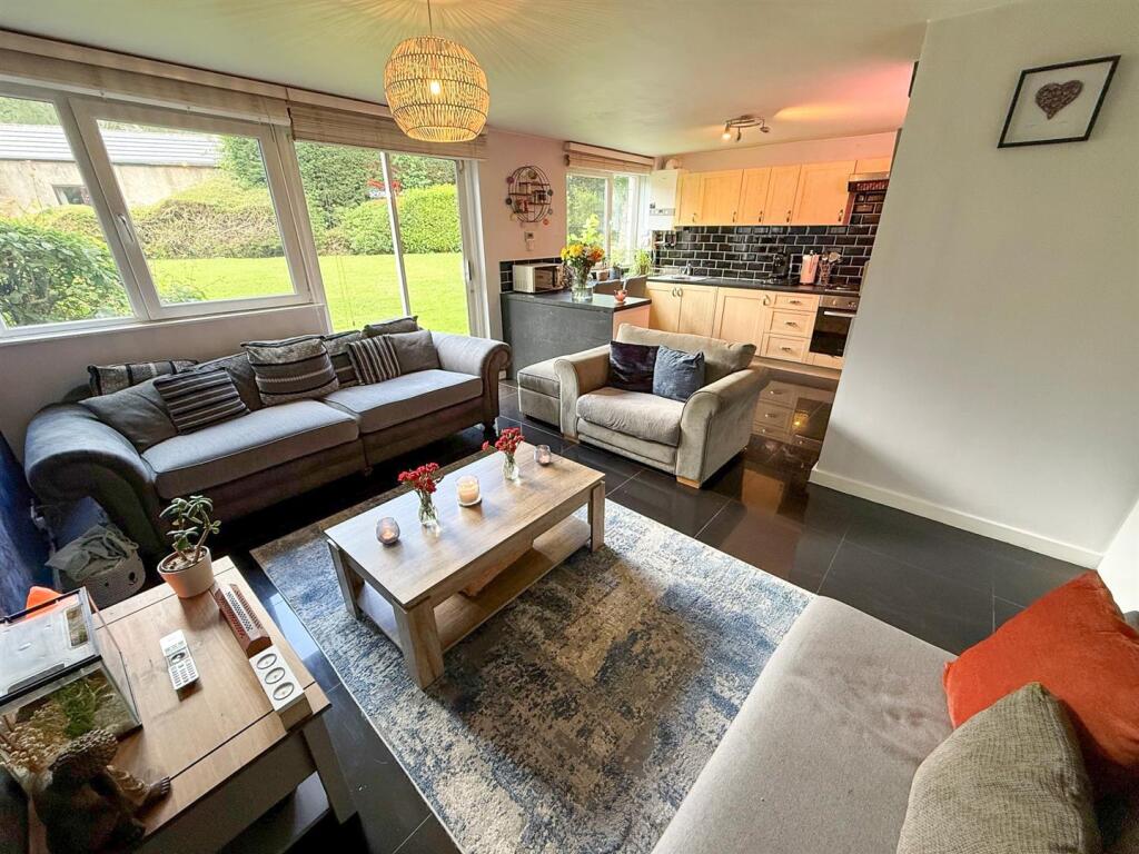 Lawns Hall Close, Adel, Leeds, West Yorkshire. photo 2