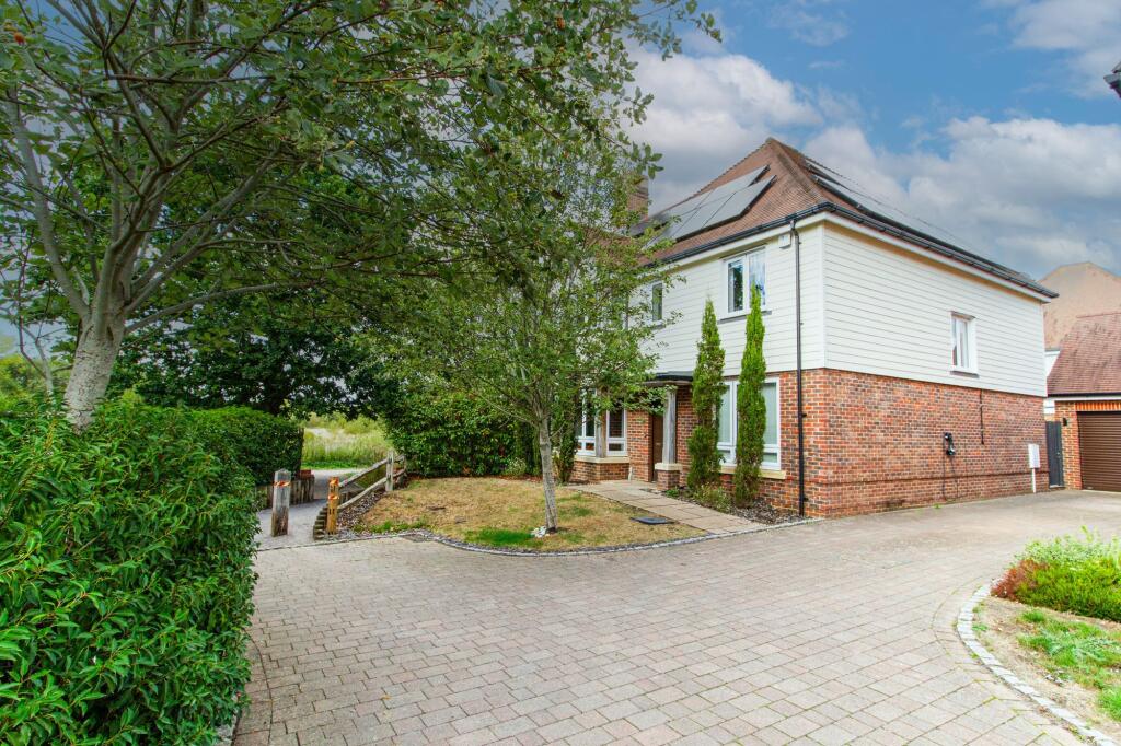 4-bed detached on Moorhens, Fleet, GU51, £850,000