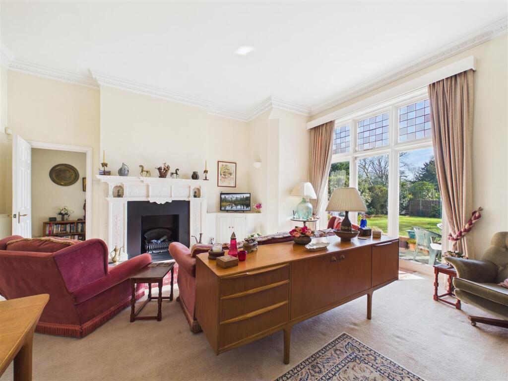 Beauchamp Road, East Molesey photo 3