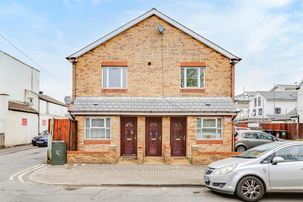 Apartment in Cardiff, Roath - View 2