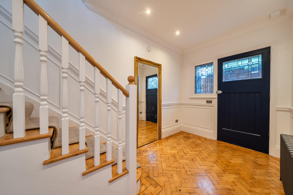 House in Croydon - View 4