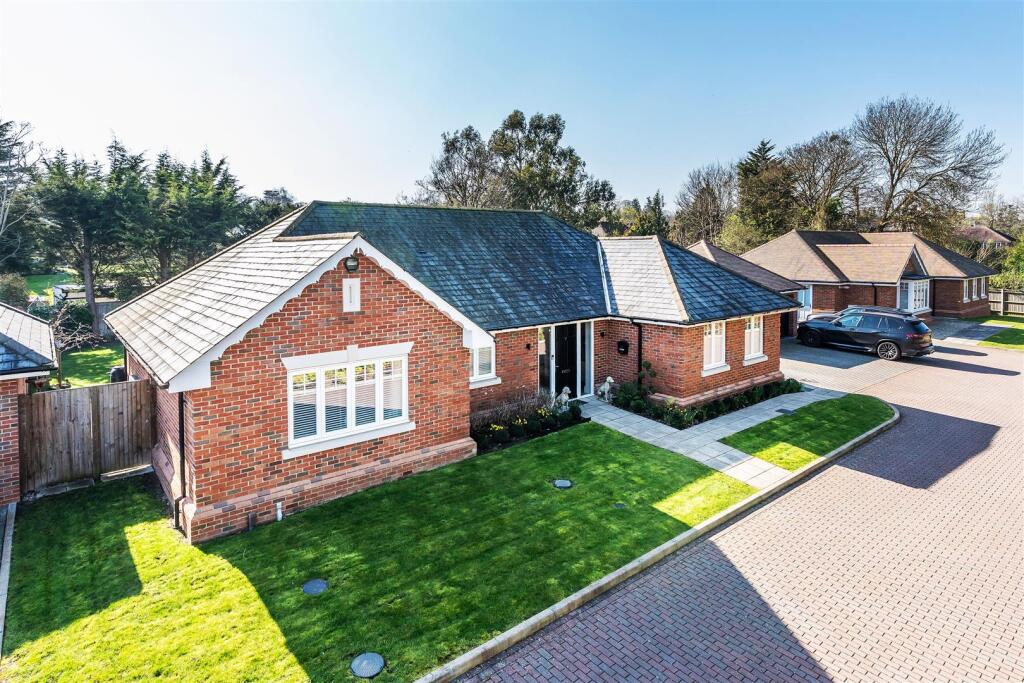 3-bed detached on Talman Place, Fetcham, KT22, £1,250,000