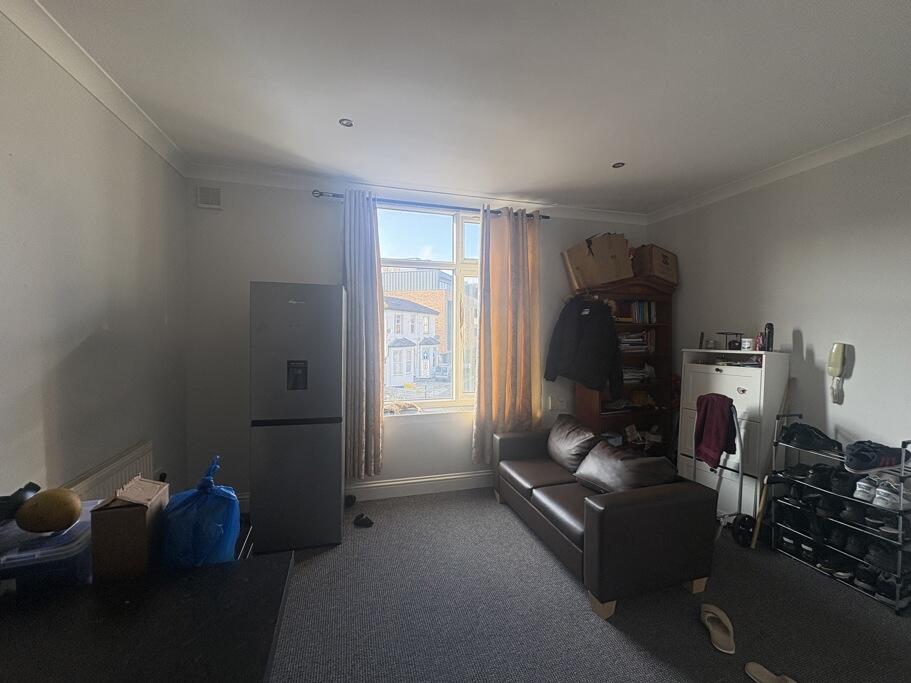 Main image of property: flat 3 20 Oakfield Road Croydon Surrey CR0 2UA