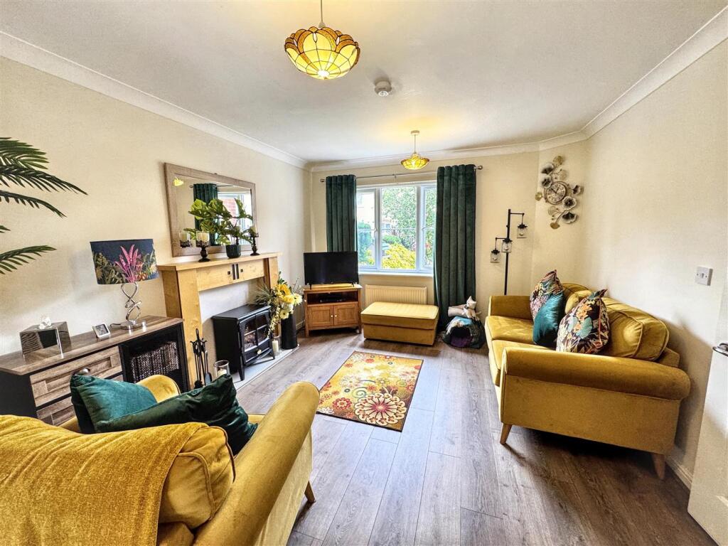 House in Cardiff, Trowbridge - View 2