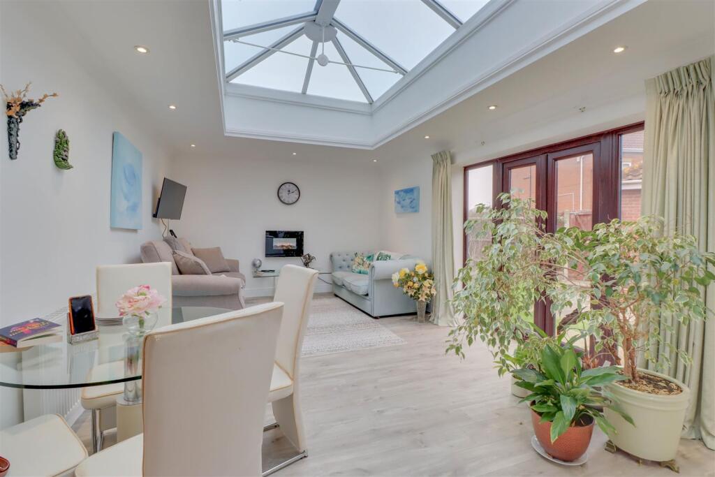 Mersea Crescent, Wickford photo 3