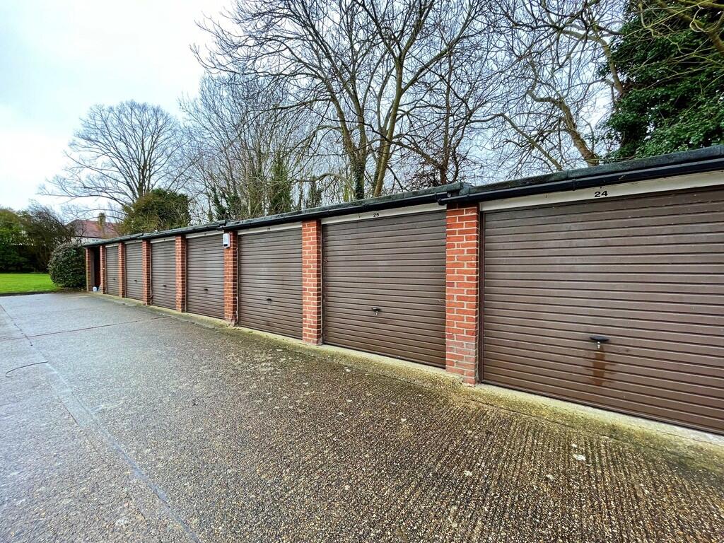 Apartment in Southend-on-Sea - View 3