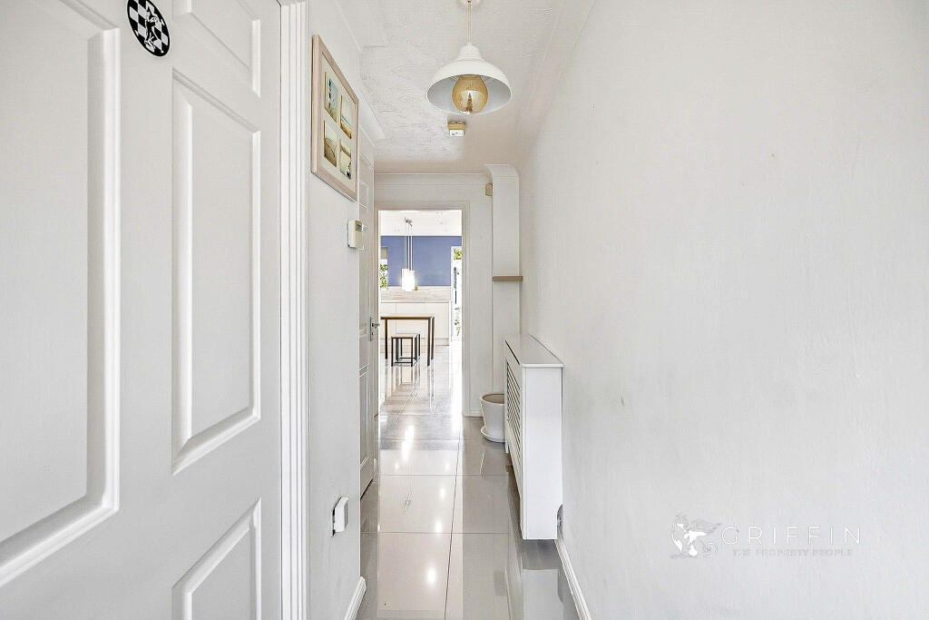 Carew Close, Chafford Hundred, Grays, RM16 photo 5