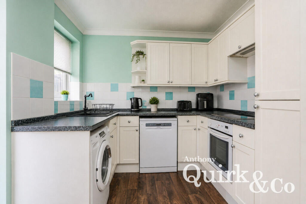 House in Castle Point, Canvey Island - View 4