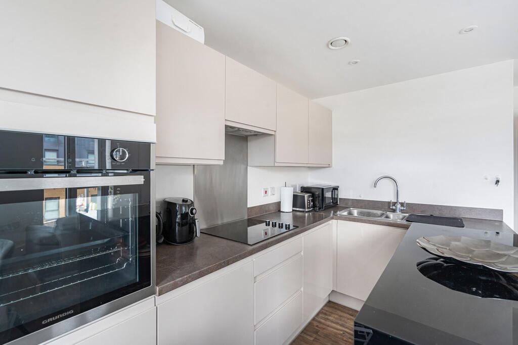 Apartment in Guildford, Surrey - View 4