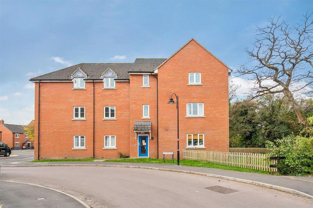 2-bed flat on Wadworth Road, Devizes, £80,000