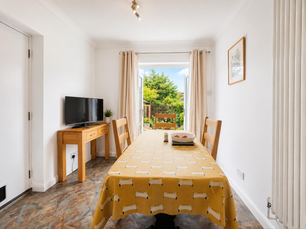 House in Northampton, West Northamptonshire - More