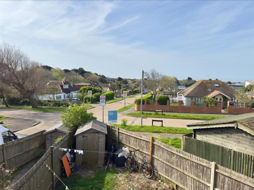 Central Avenue, Telscombe Cliffs, Peacehaven photo 4