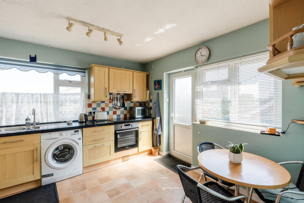 House in Weston-super-Mare, Oldmixon - More