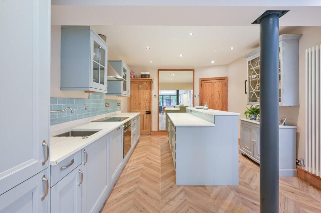 House in Kingston upon Thames - More