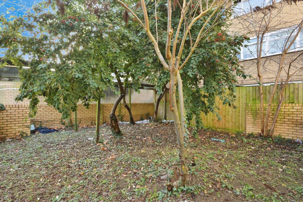 Ramsons Avenue, Conniburrow, Milton Keynes, Buckinghamshire, MK14 photo 2