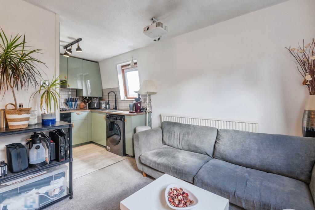 Apartment in Brentwood, Essex - View 4