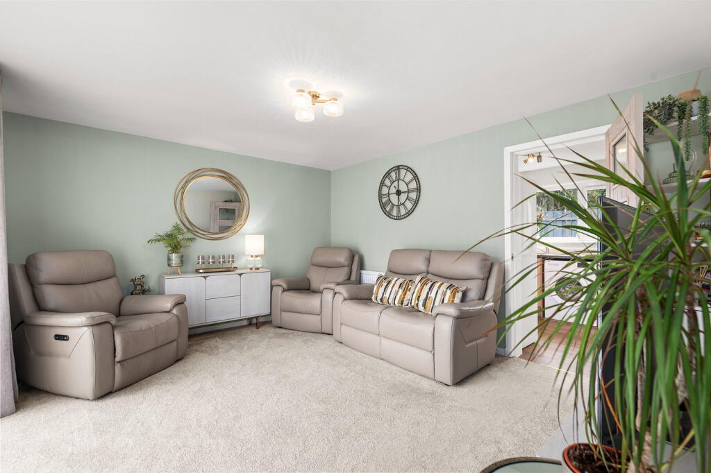 27 Lathallan Drive, Polmont, FK2 0PD photo 4