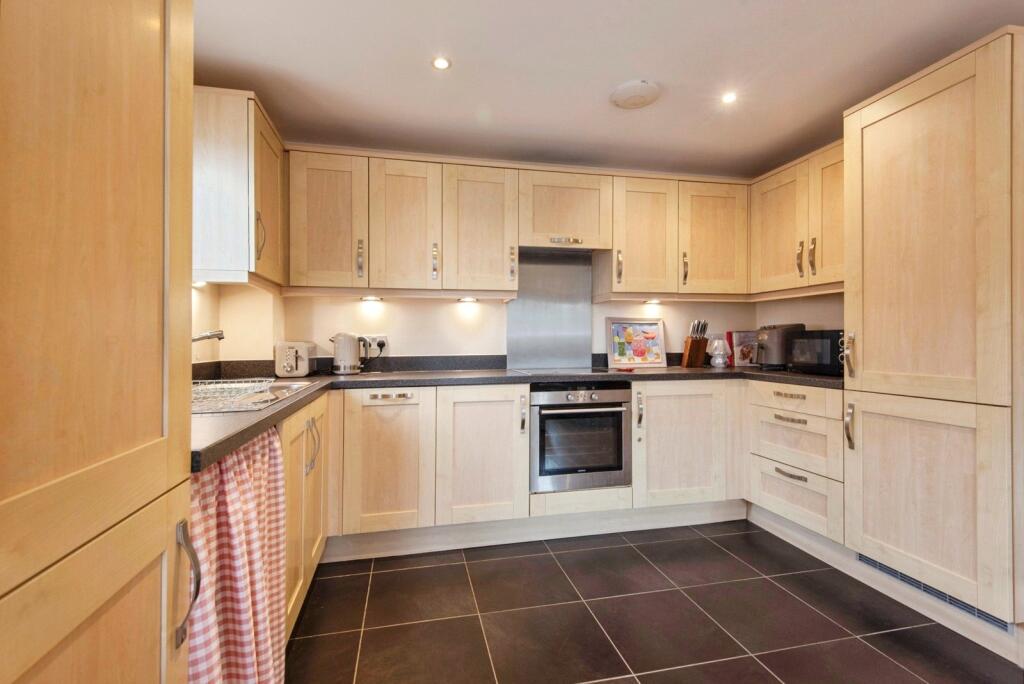 Apartment in North Hertfordshire, Hertfordshire - View 2