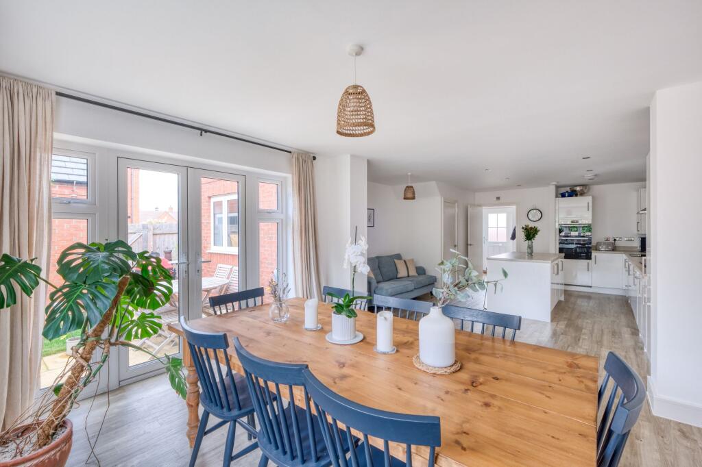 3 bed detached - Banks Close, Hallow, WR2 image 4