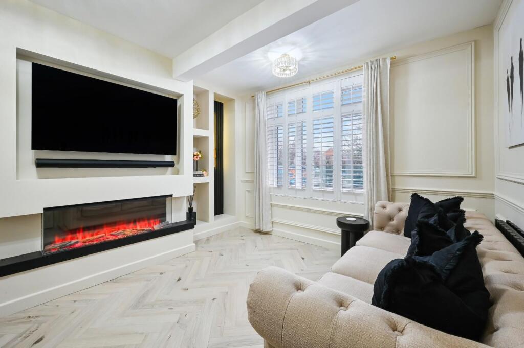 House in London, Stonecot, Rosehill - More