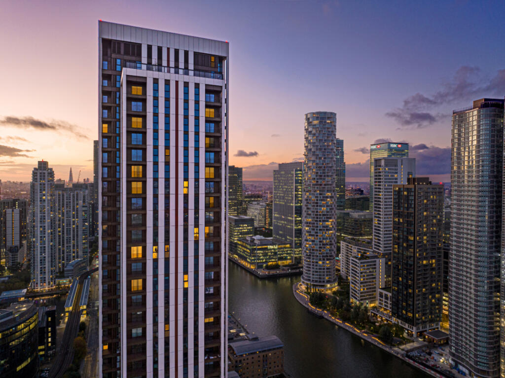 1-bed flat on One Thames Quay, Canary Wharf, E14, £664,500