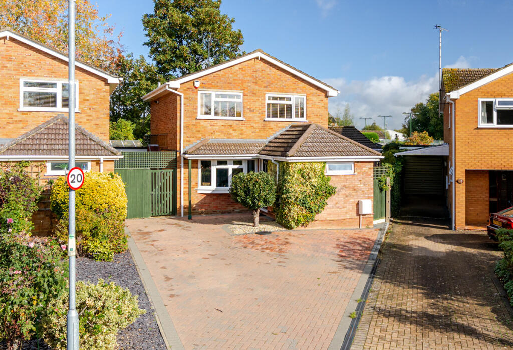 3-bed detached on Mardle Road, Linslade, LU7, £535,000