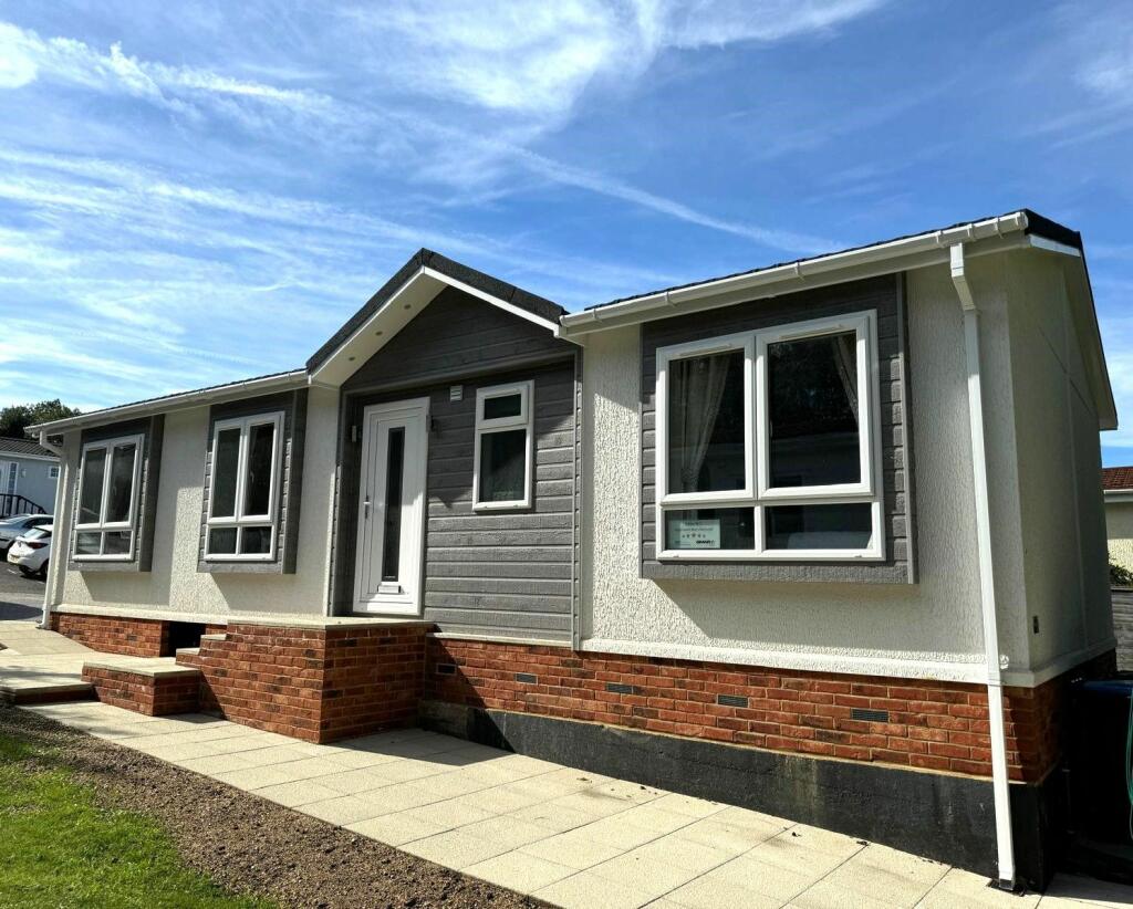 2-bed caravan on Berkhamstead, Hertfordshire, HP4, £359,999
