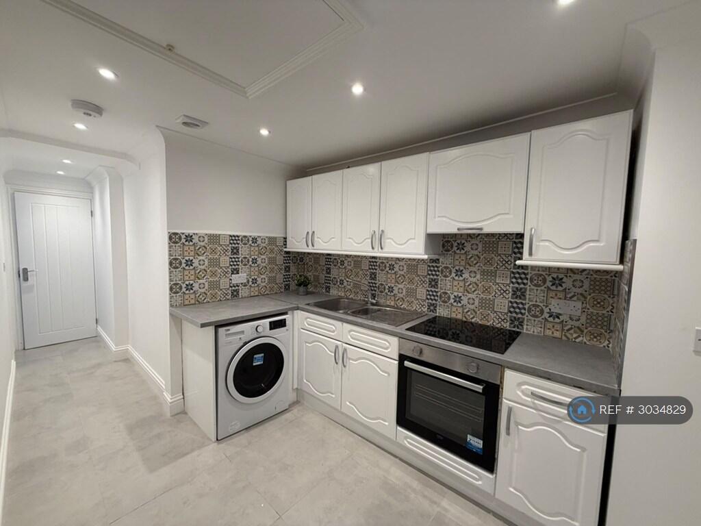 Apartment in Reading, The Triangle, Tilehurst - View 4