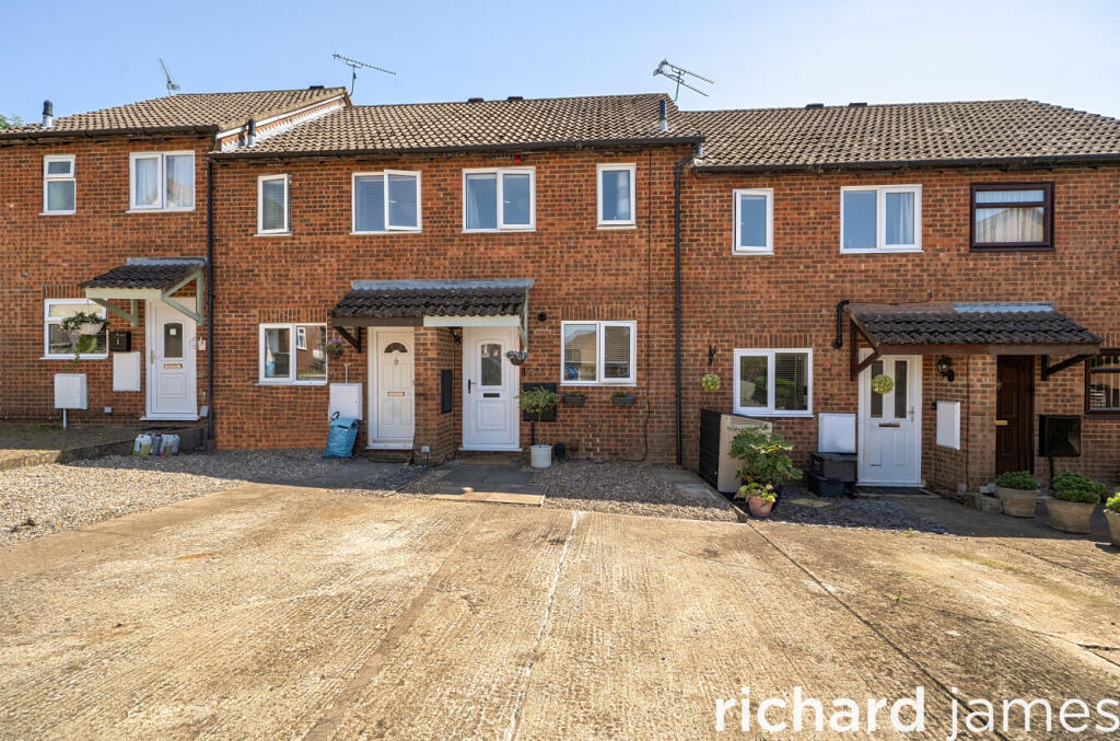 2-bed terraced on Bayleaf Avenue, Woodhall Park, Swindon, SN2, £220,000