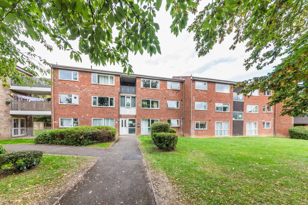 2-bed flat on Greenhill Court, Windmill Close, Banbury, OX16 9DE, £199,950
