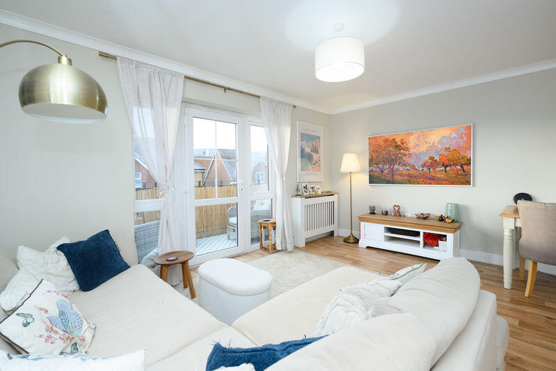 Apartment in Elmbridge, Hersham - More