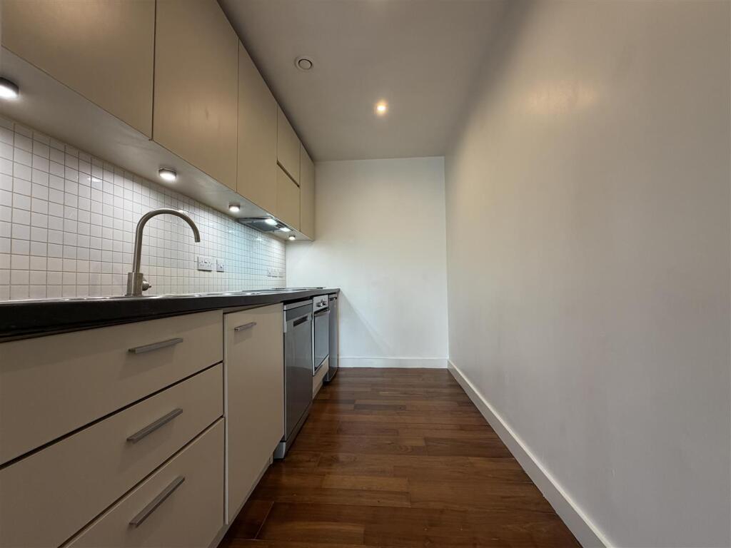 Apartment in Cardiff, Adamsdown - View 5