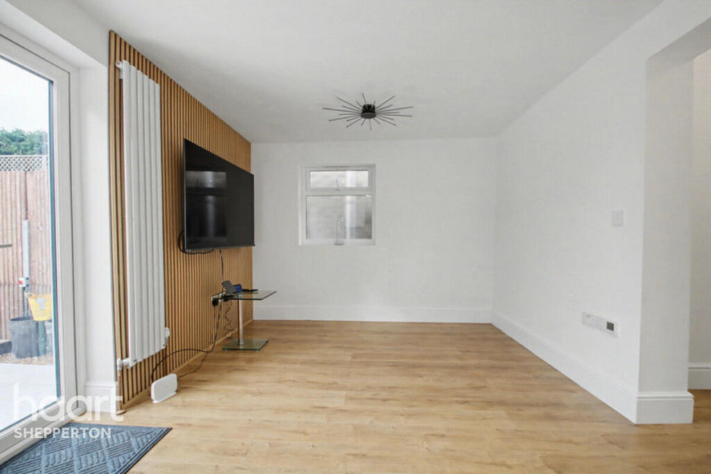 House in Elmbridge, Weybridge - More