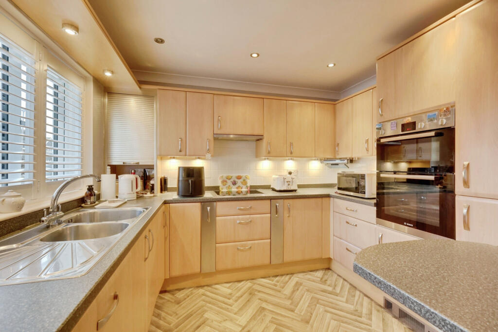Woodside Avenue, Benfleet photo 3