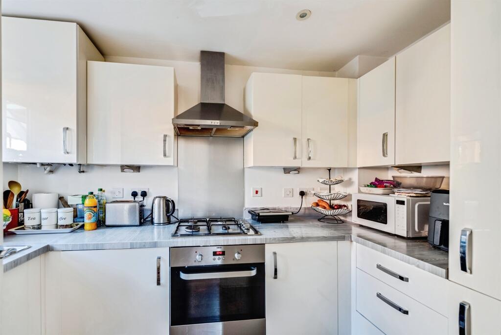 Kestrel Crescent, Witney photo 2