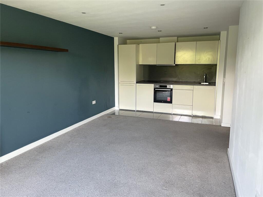 Apartment in Isleworth, Spring Grove - View 2