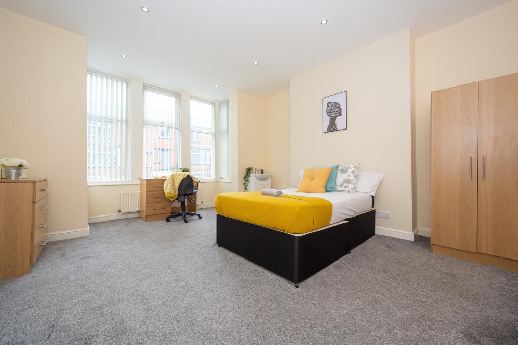 8-bed terraced on 10 Manor Terrace, Hyde Park, Leeds, LS6 1BU, £968/mo