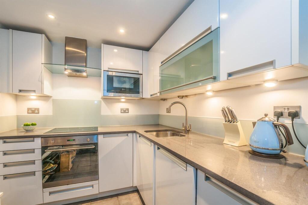 Apartment in Slough - More
