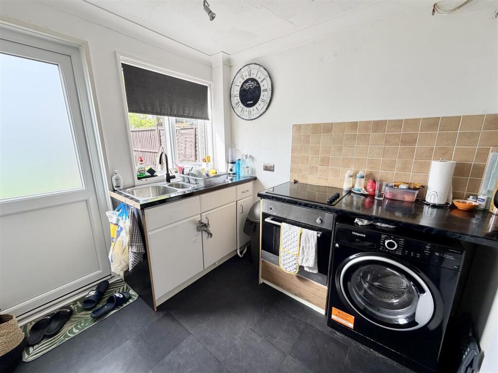 Ballam Close, Upton photo 5