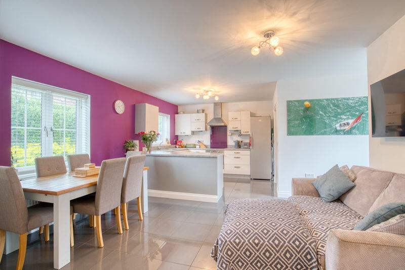 House in Fareham, Locks Heath - More