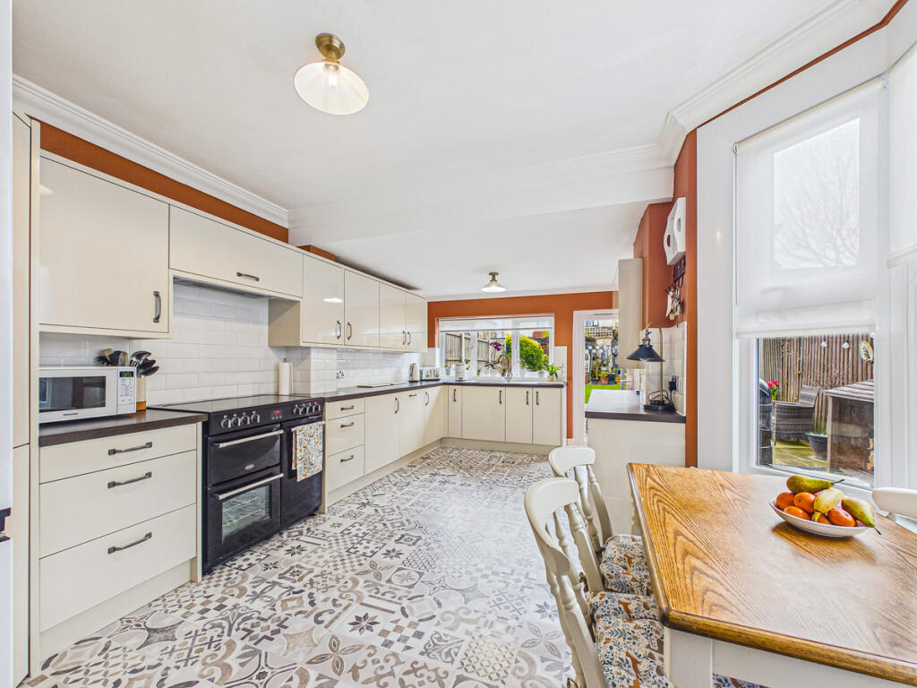 Cranleigh Drive, Leigh-on-sea, SS9 photo 3