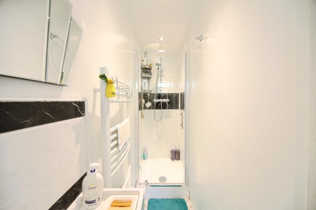 House in Luton - View 5