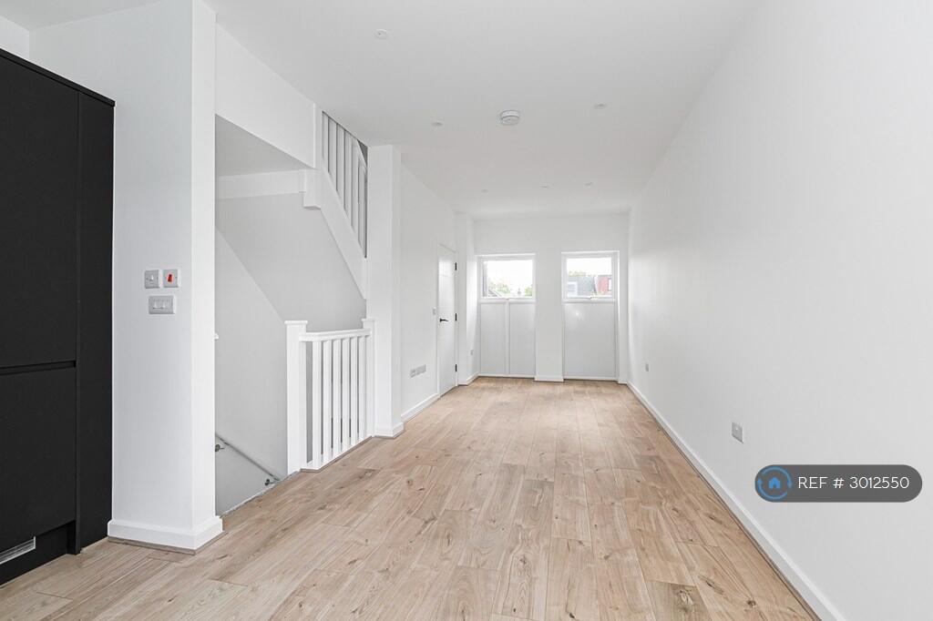 Apartment in Runnymede, Addlestone - View 4