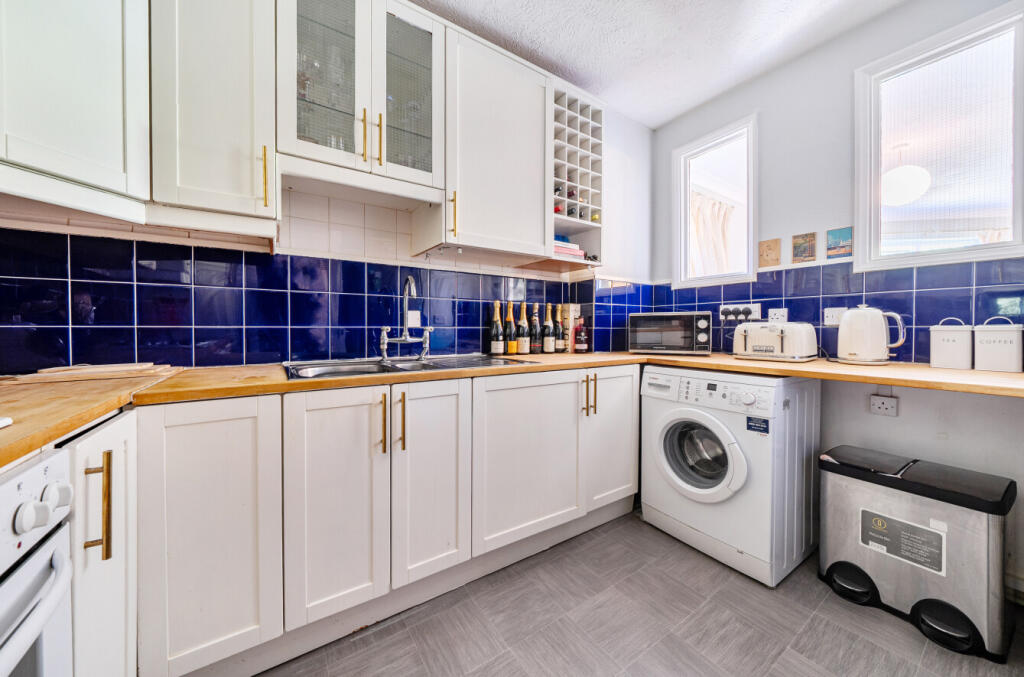 Apartment in Waverley, Godalming - More